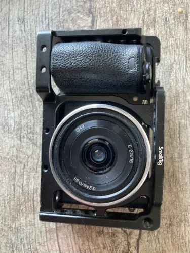 Sony A6500 + SmallRig + 4 Baterias Semi novas + Carregador + Lente 16mm 2.8 + Bolsa KeF