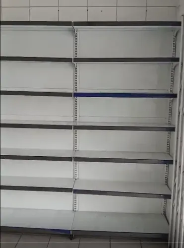 Gondola de metal de parede com 7,30 metros