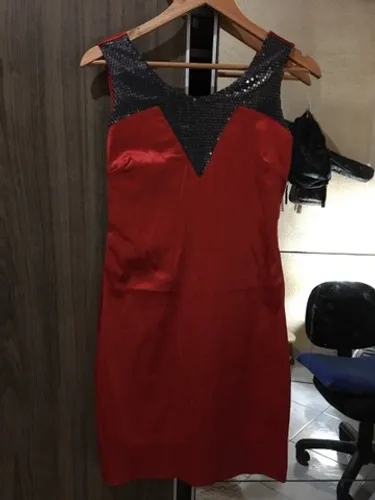 Vestido Vermelho com detalhe lantejoulas