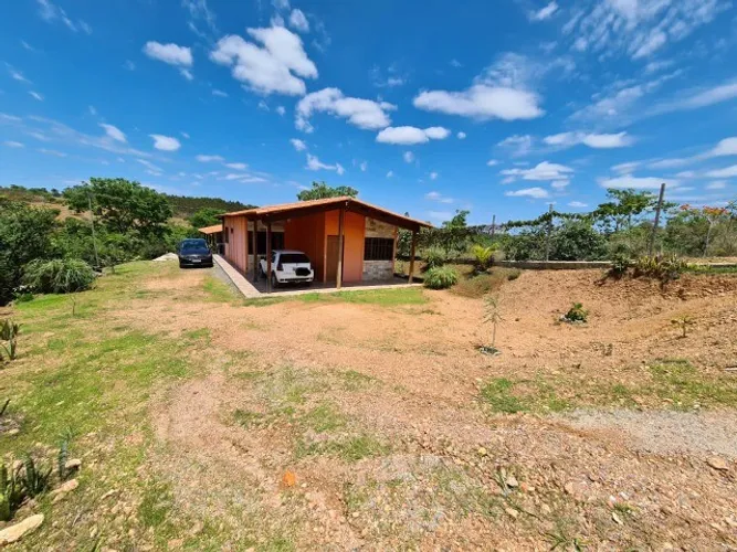 Sitio rural medindo 2.300 m², casa, are de lazer, córregos nos fundos (Jaboticatubas).