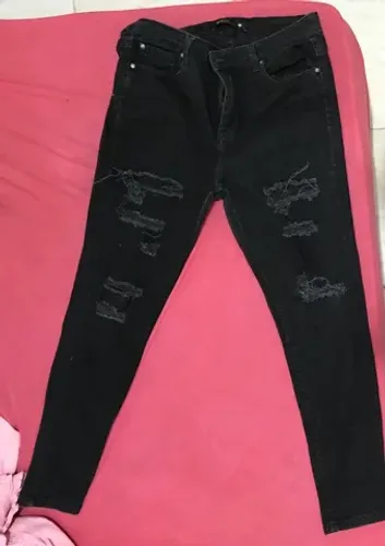Calça jeans preta, destroyed