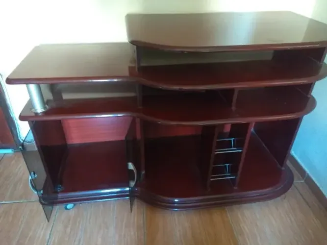 Rack com divisórias e repartição para bebidas com porta de vidro. Muito conservado