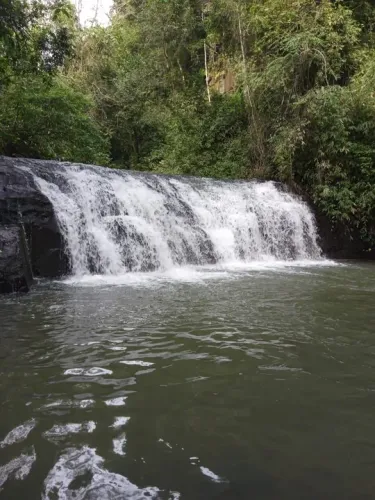 Chácara,com Rio,2 casas, excelente para pousada ou moradia
