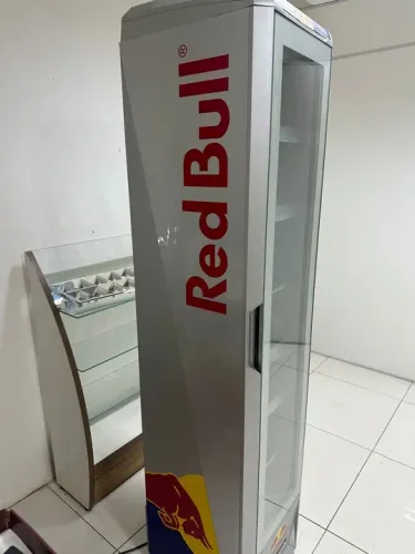 Geladeira expositora redbull