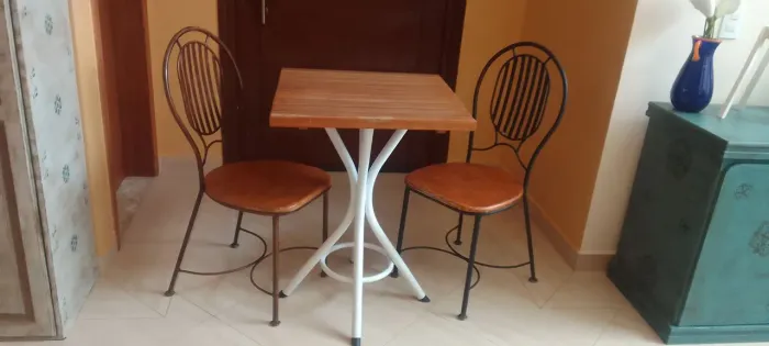 Mesa bistrô em Madeira cumaru  com 2 Cadeiras vintage.Conservado