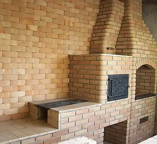 Churrasqueira de alvenaria no tijolo aparente