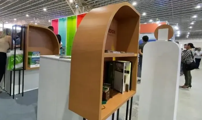Nicho expositor com curvatura em MDF