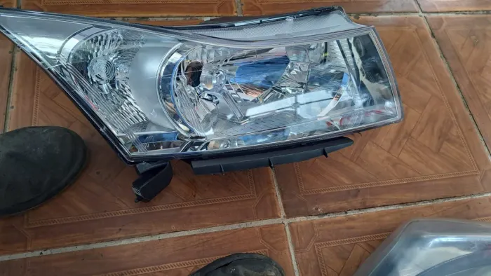 Cruze 2012 farol cromado direito<br>X<br>Farol cromado direito