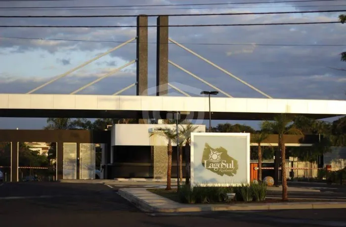 Terreno de esquina à venda no Condomínio Lago Sul - 900 m²