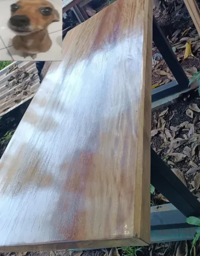 Mesa de madeira com estrutura em ferro