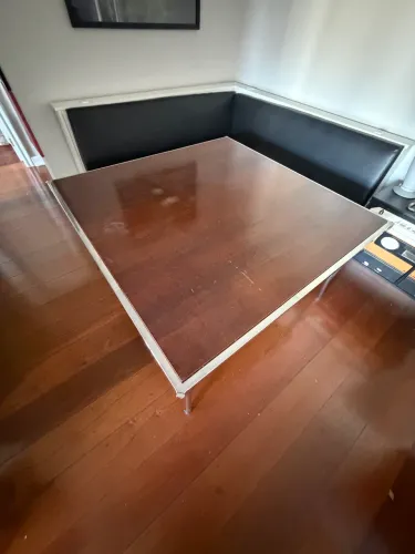 MESA DE MADEIRA COM BASE METÁLICA