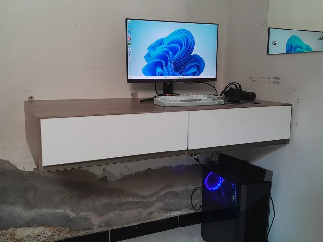 Escrivaninha em MDF (feita em marcenaria)suspensa 120×60x20cm