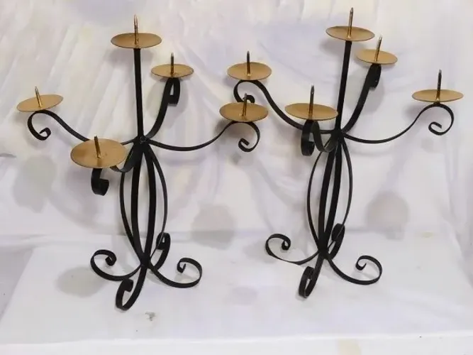Par Antigos castiçais em ferro forget Cinco velas patinado de preto e dourado *Descrição
