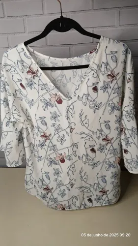Blusa floral com manga 3/4 Tamanho: 42