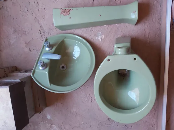 Vaso sanitário com a torneira 