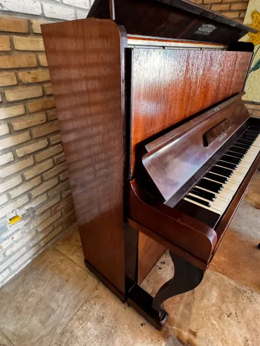 Piano Essenfelder 1979 som incrível! Descupinizado e restaurado.