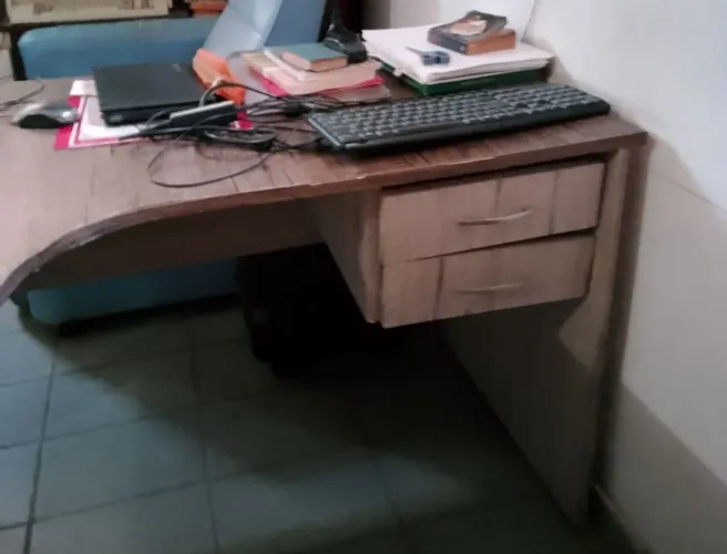 Escrivaninha de Canto em Madeira com 2 Gavetas