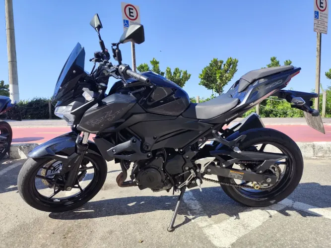 Kawasaki Z400 Black Edition 2021 pronta para ser sua!