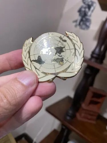 Broche de metal da ONU