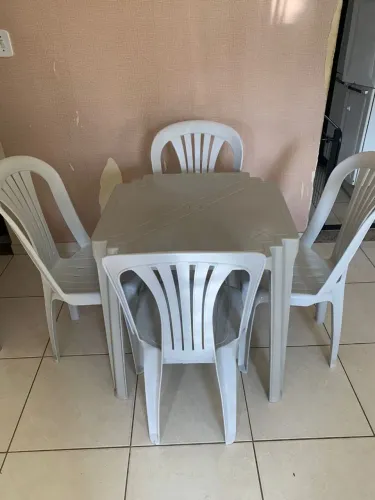 ALUGA-SE MESAS E CADEIRAS