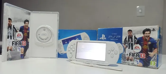 PSP Street Branco CIB versão Fifa 18 completo com SD 8Gb, aceito cartão.