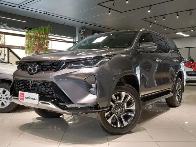 Toyota Hilux SW4 SRX Plat. 4X4 2.8 TB Die. Aut. 2025