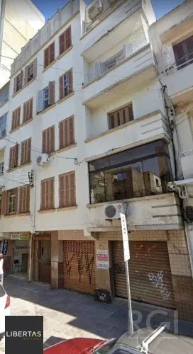 Loja de frente, na calçada, no centro da cidade, na rua Des. André da Rocha.