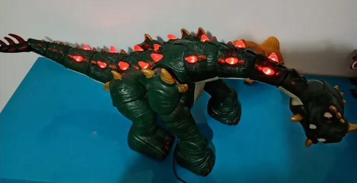 ALÔ ALÔ COLECIONADOR VENDO COLEÇÃO COM 8 DINOSSAUROS ATENÇÃO LEIA O ANUNCIO TODO