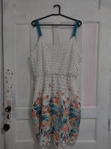 Vestido branco de renda com flores