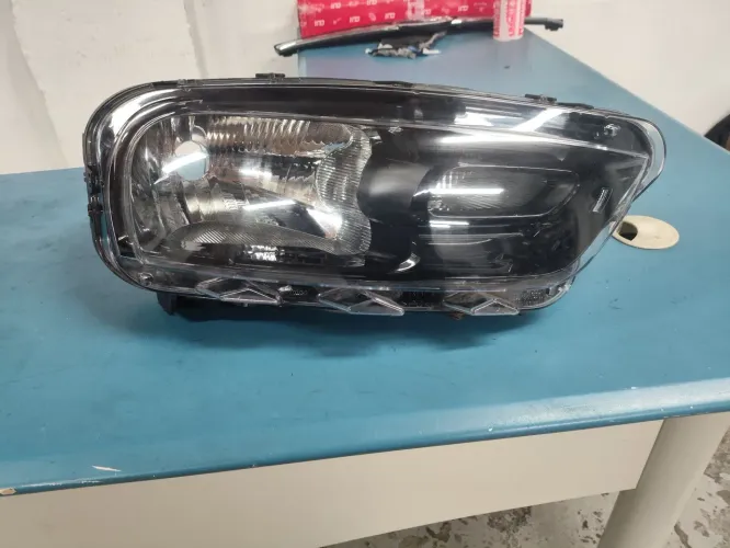 Farol Citroen  Cactus lado direito um detalhe mínimo de recuperação.