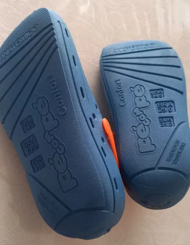 Um chinelo  anatômico  novo tamanho 29 azul  e laranja