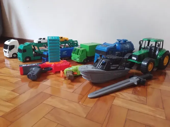 Lotinho de brinquedos avariados