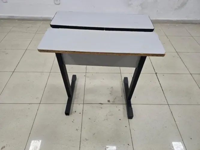 Mesa escolar dupla com estrutura metálica e tampo em madeira revestida