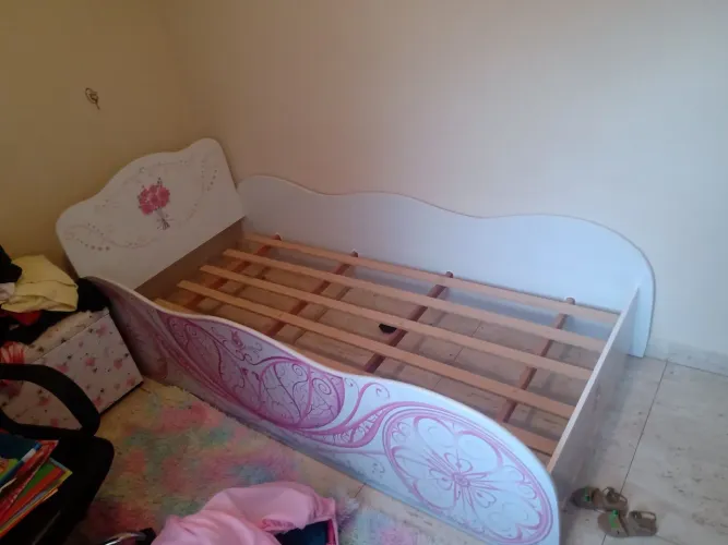 Cama infantil decorada com design de princesa