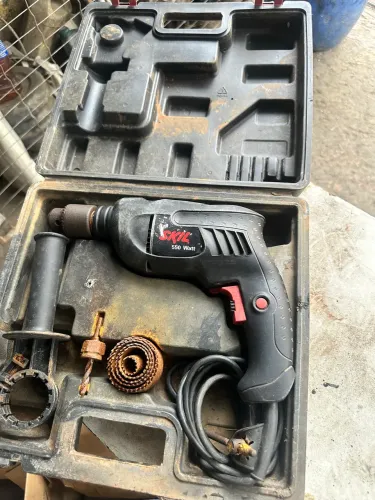 Furadeira Skil reversível 127v usada acompanha punho e maleta