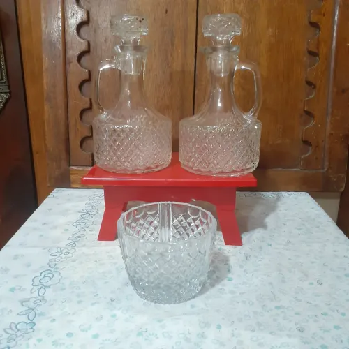 Licoreiras trabalhadas com tampas  e copo para gelo.