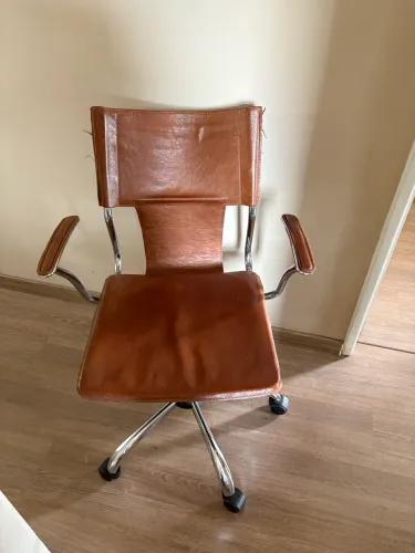 cadeira giratória couro marrom/caramelo com regulagem 