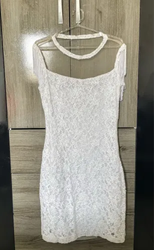 Vestido branco bordado curto