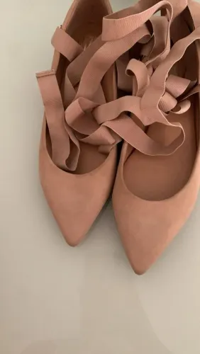 Sapatilhas rosa com tiras para amarrar