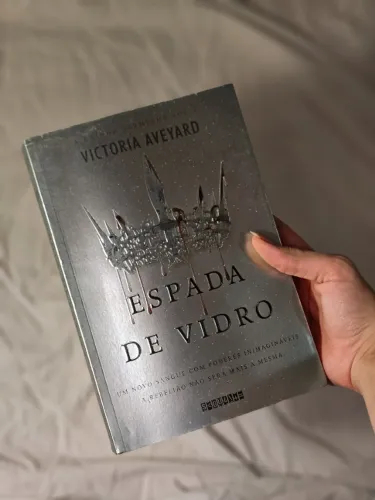 Livro Espada de Vidro - Victoria Aveyard (série A Rainha Vermelha)