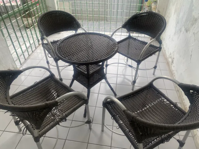 Conjunto de centro e cadeiras