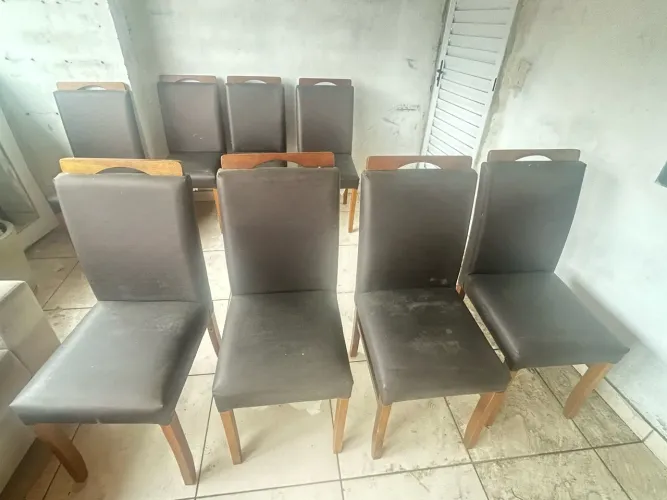 8 cadeiras almofadadas em bom estado, todas da mesma cor marrom