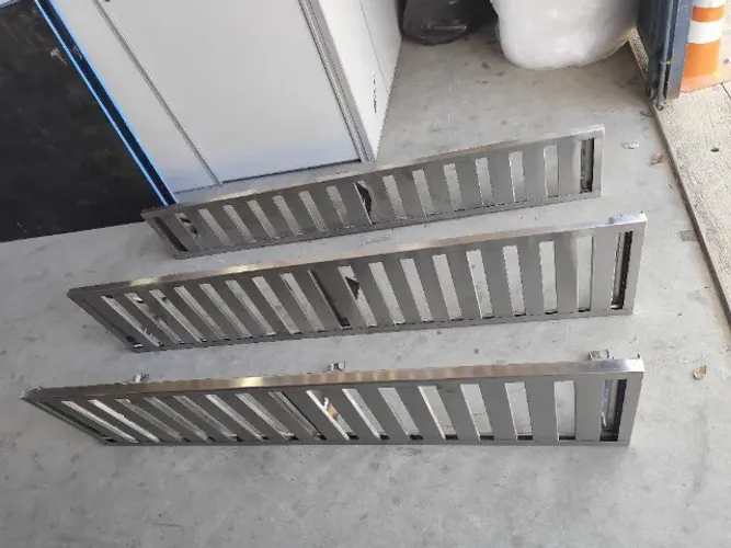 Prateleira inox tela moeda 1,90m anteparo 