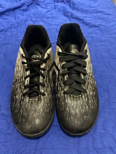 Chuteira semi nova umbro sintético n39