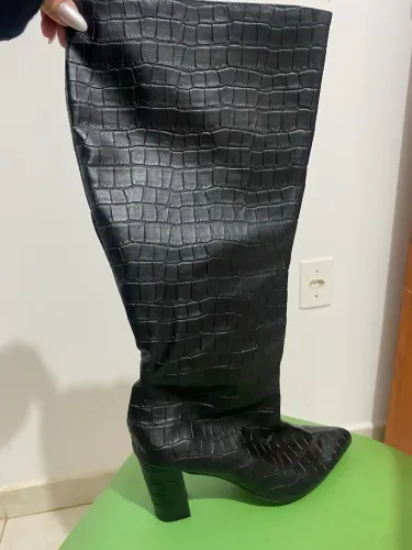 Vendo bota n 37 impecável usada uma vez