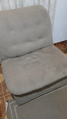 Sofa e poltrona e travesseiros