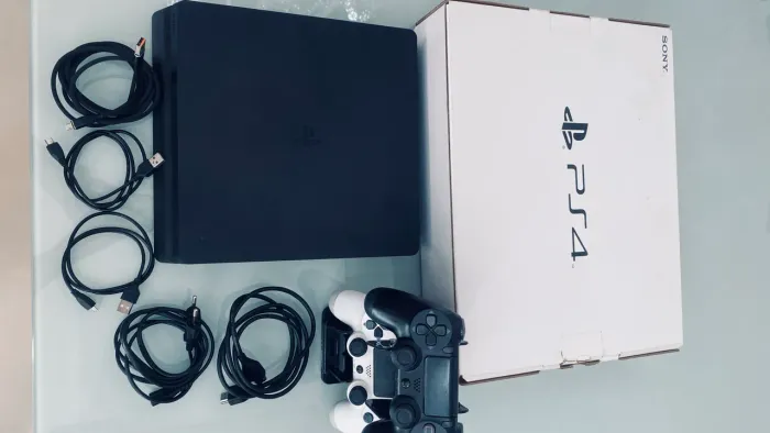 Ps4 slim em perfeitas condições