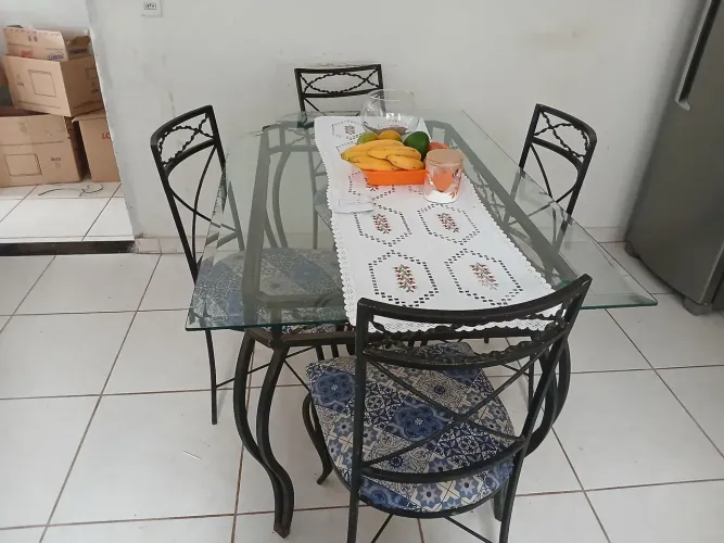 Vendo mesa de jantar, estou vendendo por motivos de mudança.