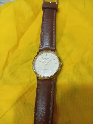 Relógio Orient quartzo, analógico, dourado e pulseira couro 