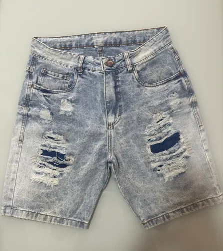 bermuda jeans masculina clara com puídos e barra desfiada- P